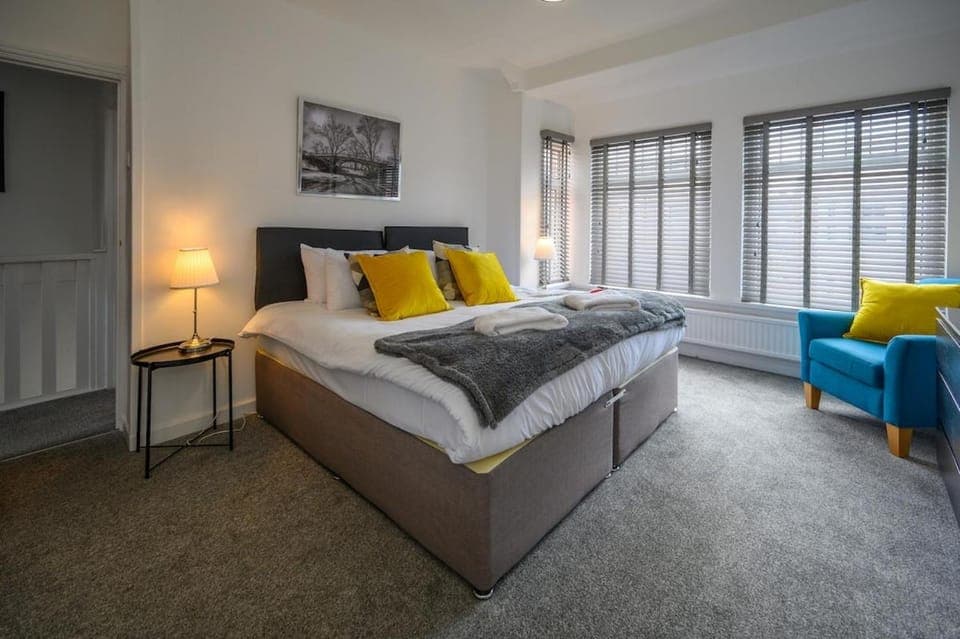 Photo of the whole room, Bedroom