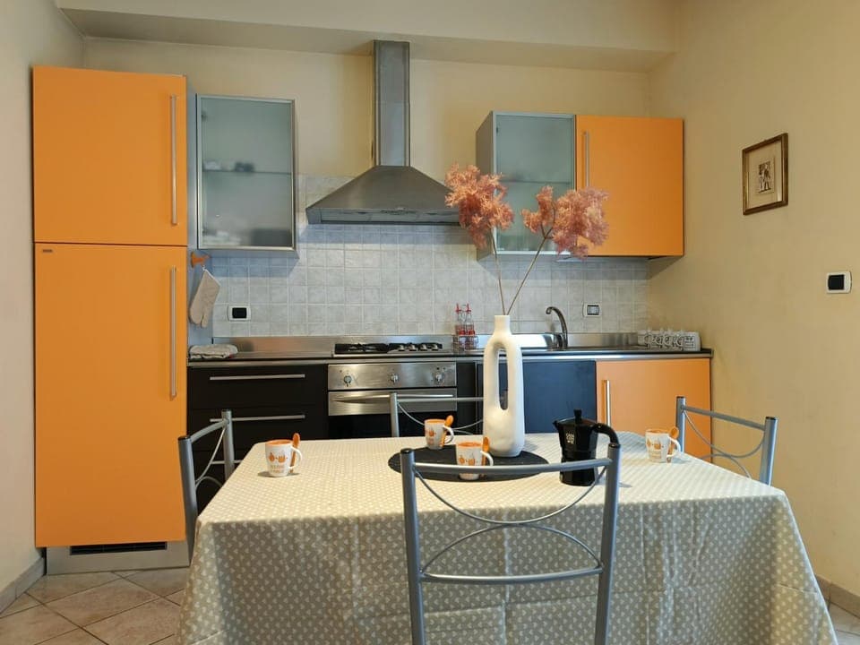 Coffee/tea facilities, Kitchen or kitchenette, Living room, Seating area, Dining area, internet, oven, stove