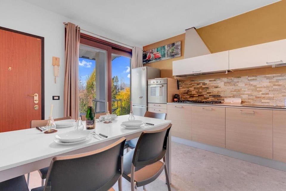 Kitchen or kitchenette, Dining area, oven