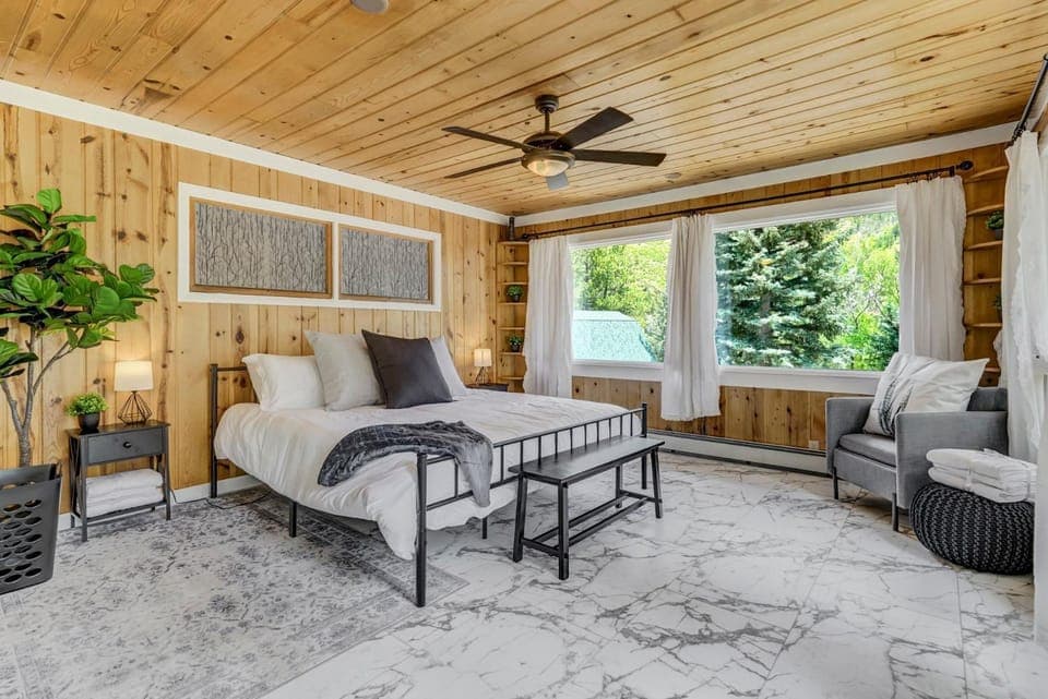 The Stone Lodge - Sleeps 15 - Hot Tubs - Game Room House in Cascade-Chipita Park