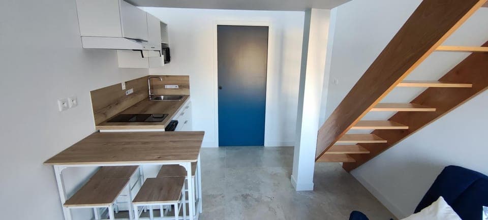 Kitchen or kitchenette, Dining area, stove