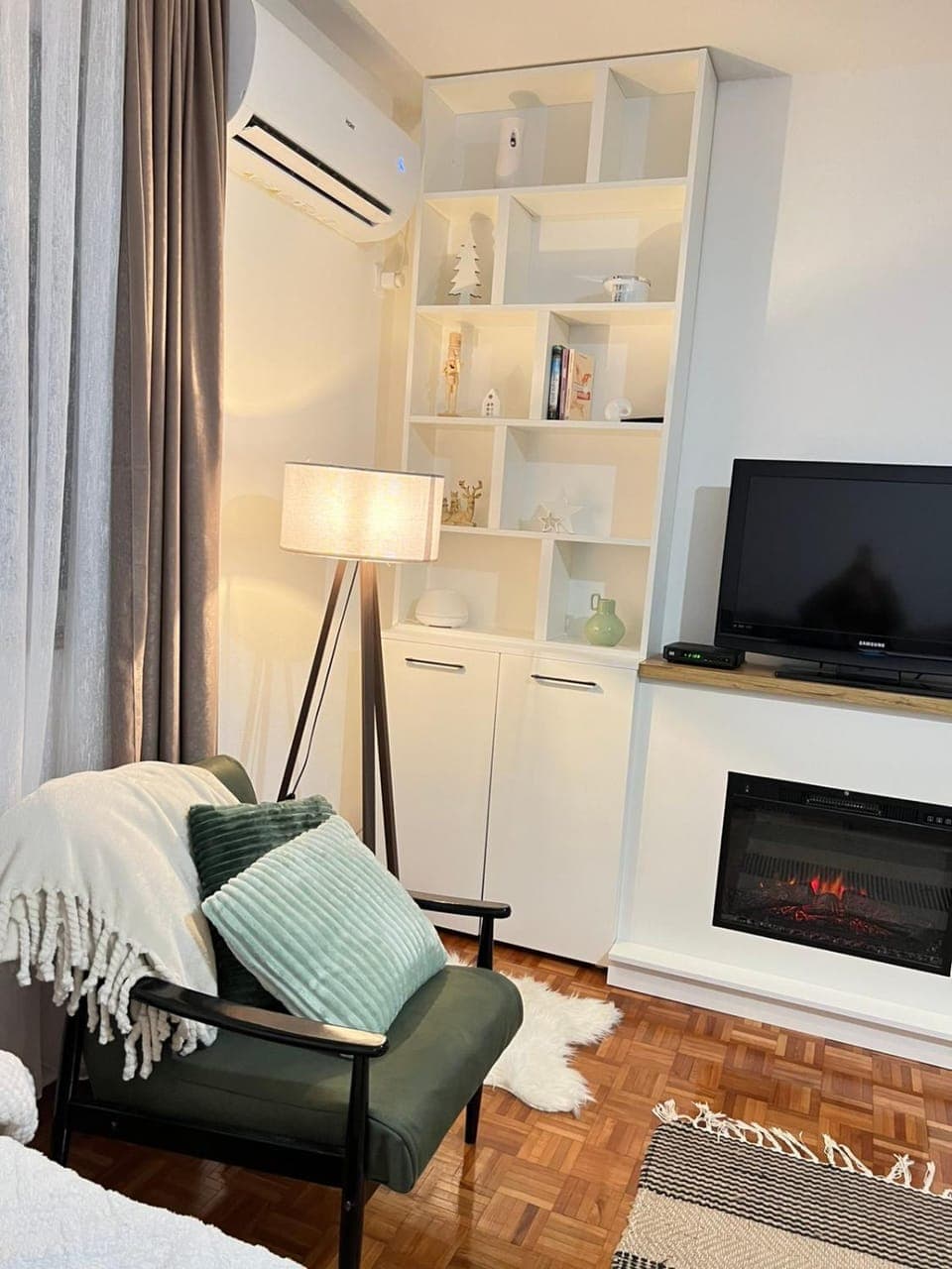 Communal lounge/ TV room, TV and multimedia, Living room, Seating area, Evening entertainment, fireplace, air conditioner