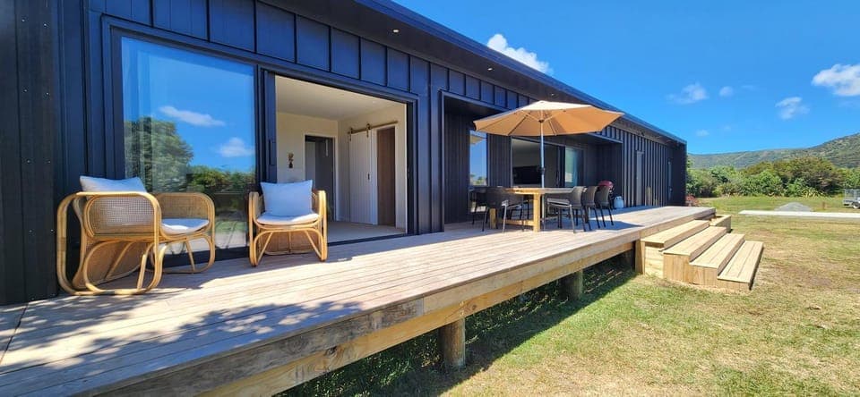 Property building, Dining area, Garden view, sunbed