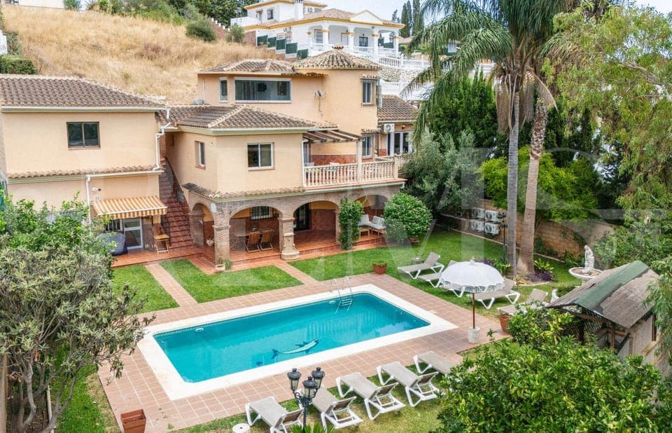 Property building, Garden, Garden view, Pool view, Swimming pool, sunbed