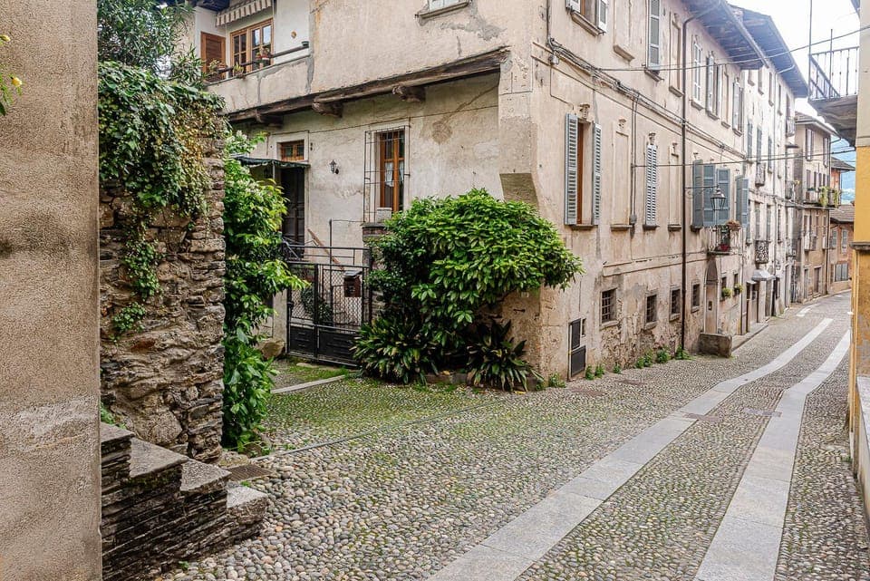 Property building, Day, Neighbourhood, Street view, Location