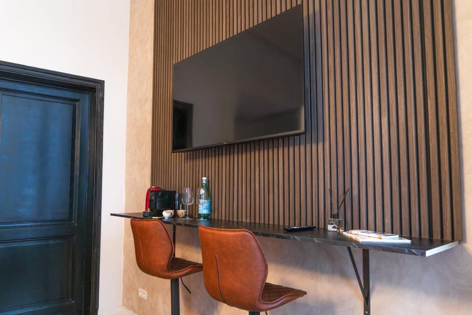 TV and multimedia, Coffee/tea facilities, Seating area, Dining area