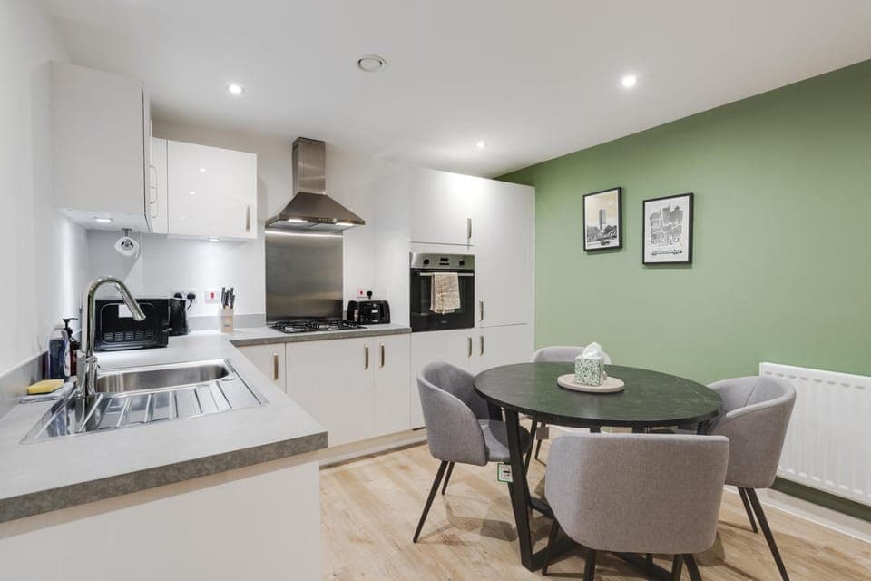 Coffee/tea facilities, Kitchen or kitchenette, Dining area, dishwasher, oven, stove, toaster