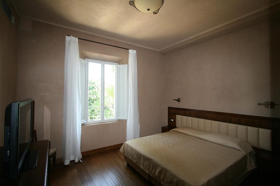 Photo of the whole room, Garden view