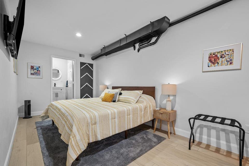 Bed, TV and multimedia, Bedroom