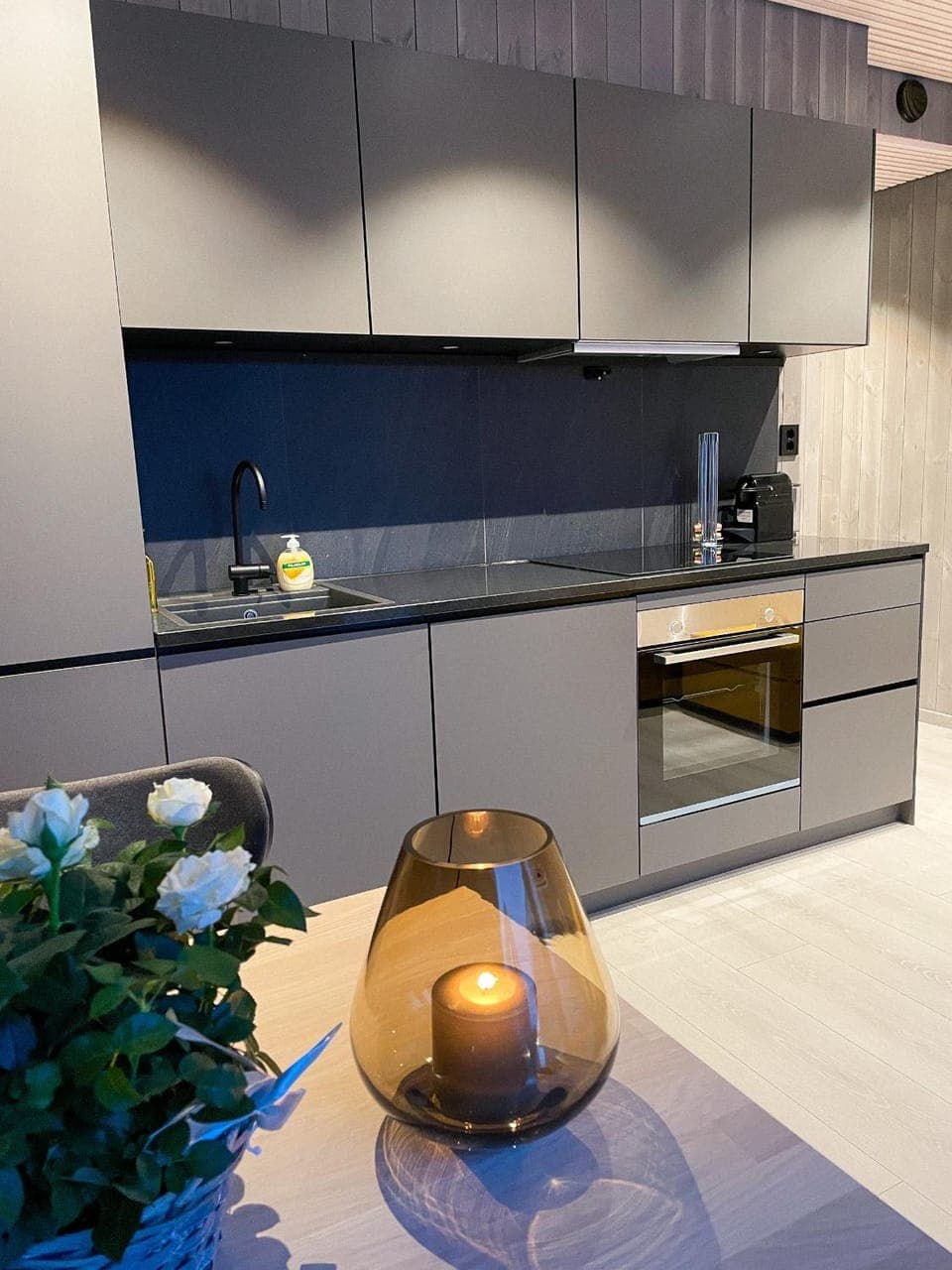 Coffee/tea facilities, Kitchen or kitchenette, Dining area, dishwasher, oven, stove, kitchen