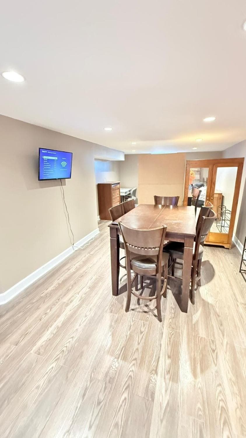 TV and multimedia, Seating area, Dining area