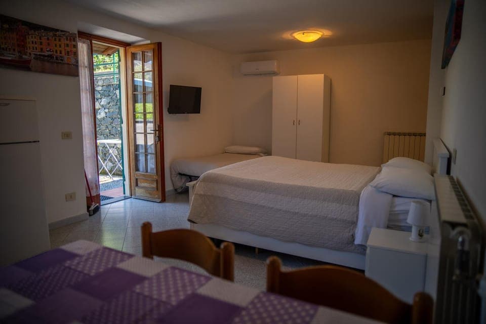 Bed, Living room, wardrobe