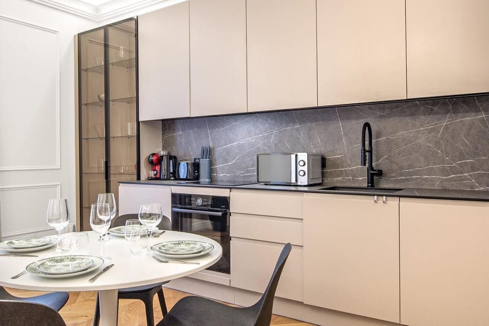 Coffee/tea facilities, Kitchen or kitchenette, Dining area, stove, toaster