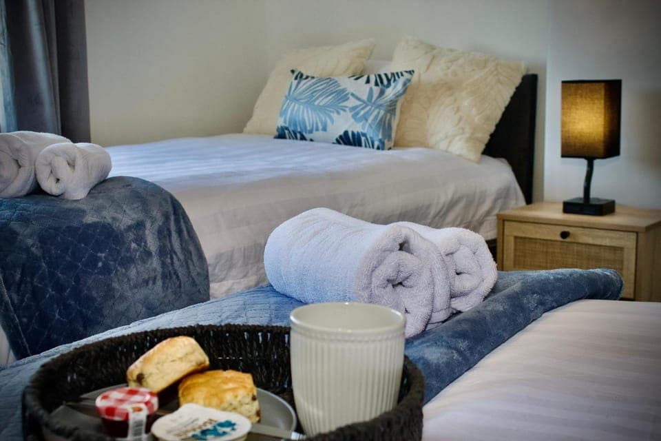 Bed, Bedroom, towels