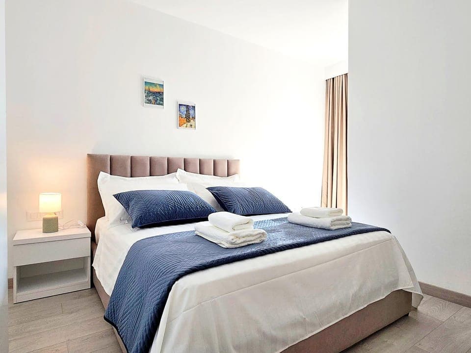 Bed, Photo of the whole room, Bedroom, towels