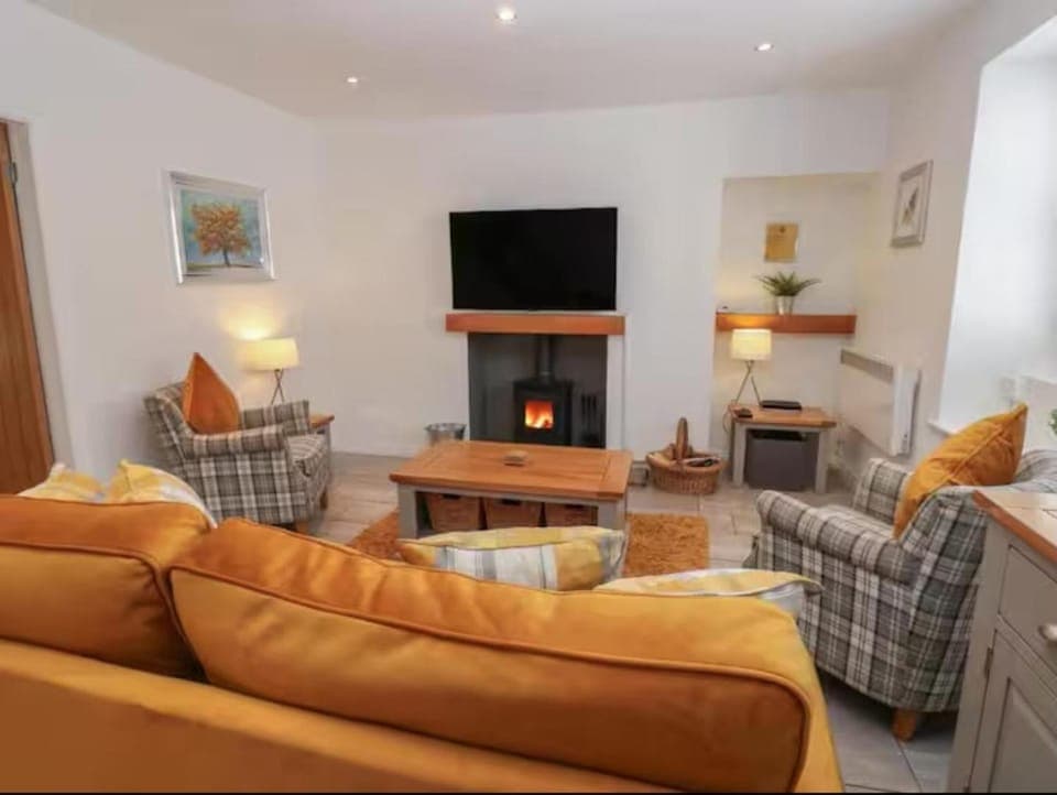 Communal lounge/ TV room, TV and multimedia, Living room, Seating area, Evening entertainment