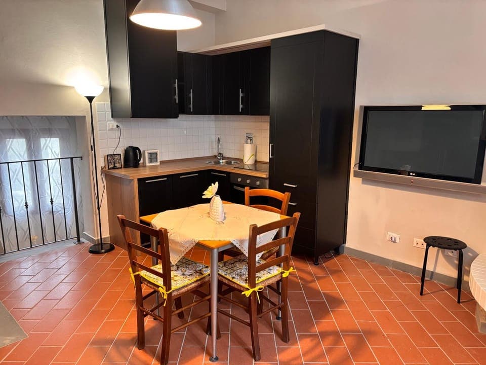 Kitchen or kitchenette, Dining area, oven