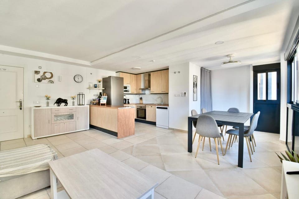 Kitchen or kitchenette, Living room, Seating area, Dining area