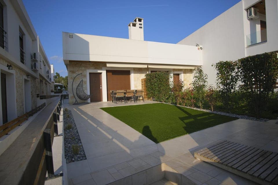 Property building, Patio, Balcony/Terrace