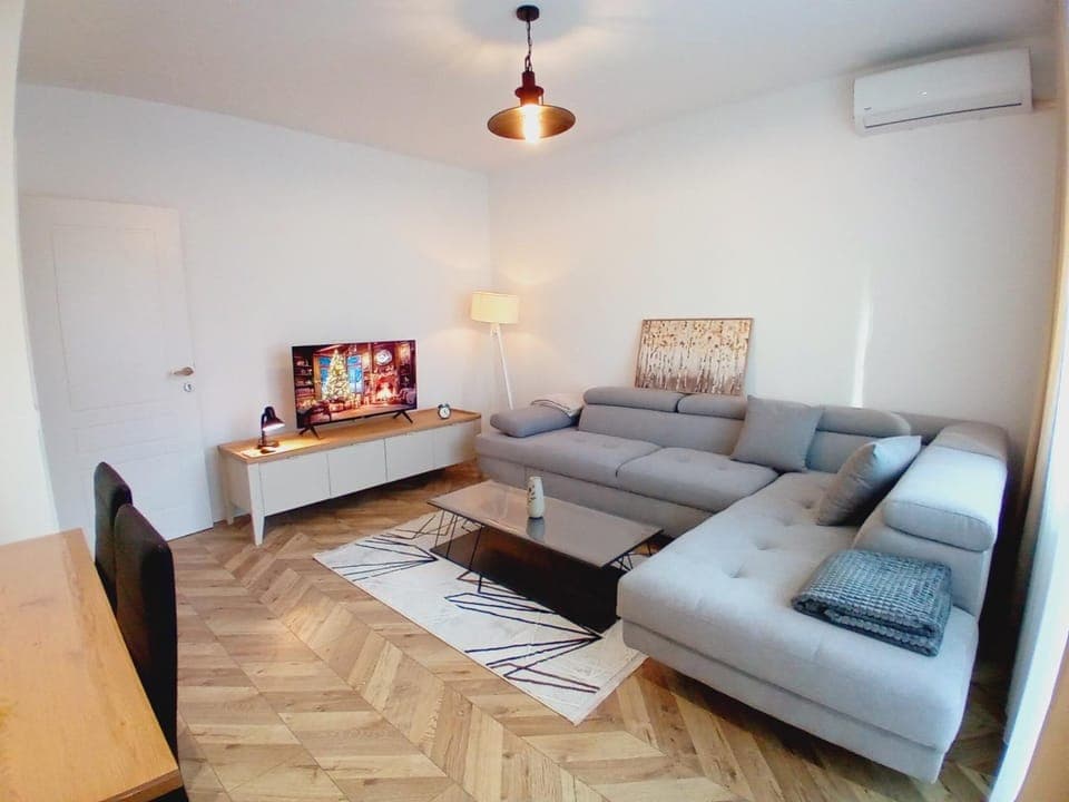 Communal lounge/ TV room, TV and multimedia, Living room, Seating area, Evening entertainment, air conditioner