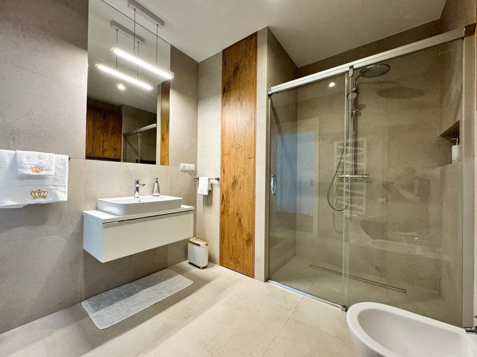 Shower, Toilet, Bathroom, Bath, bidet, towels