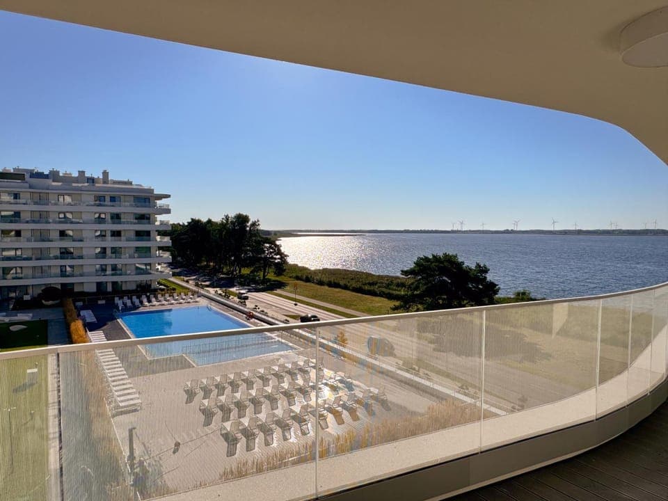 Property building, Balcony/Terrace, Balcony/Terrace, Lake view, Lake view, Pool view, Pool view, Swimming pool, Swimming pool, Swimming pool