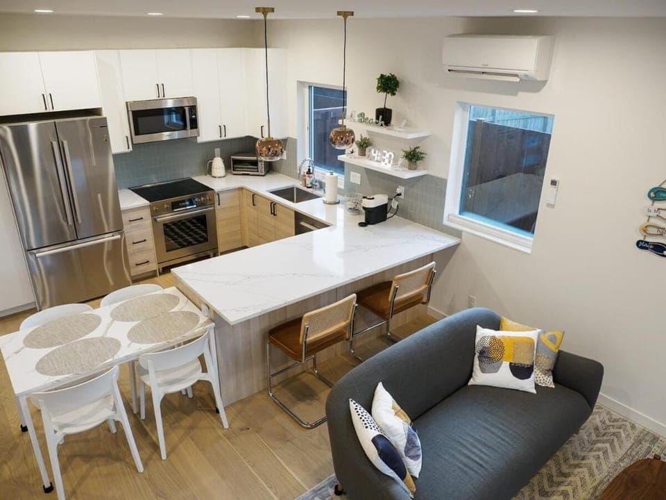 Kitchen or kitchenette, Dining area, oven, stove