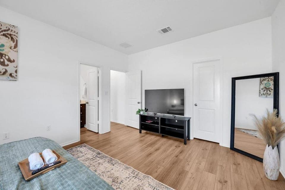 Bed, TV and multimedia, Photo of the whole room, Bedroom