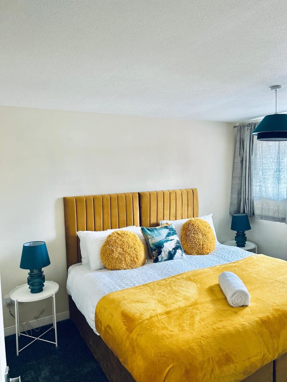 Bed, Bedroom, towels