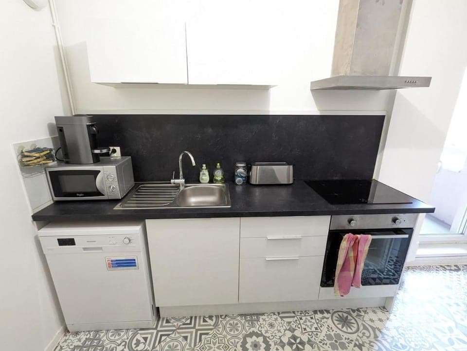 Coffee/tea facilities, Kitchen or kitchenette, dishwasher, microwave, oven, storage, stove