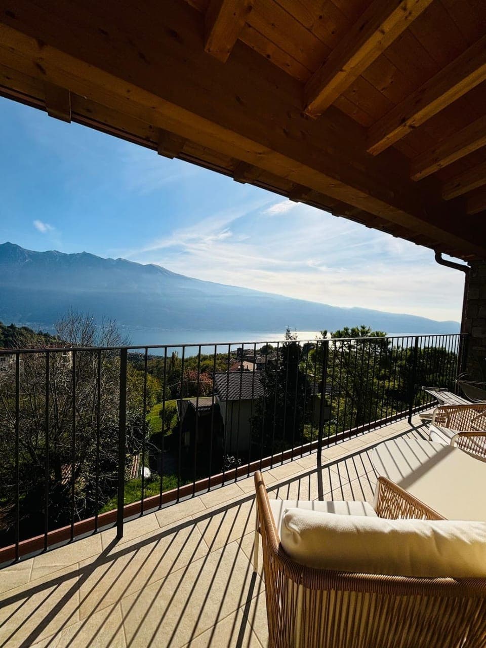 View (from property/room), Balcony/Terrace, Lake view, Mountain view