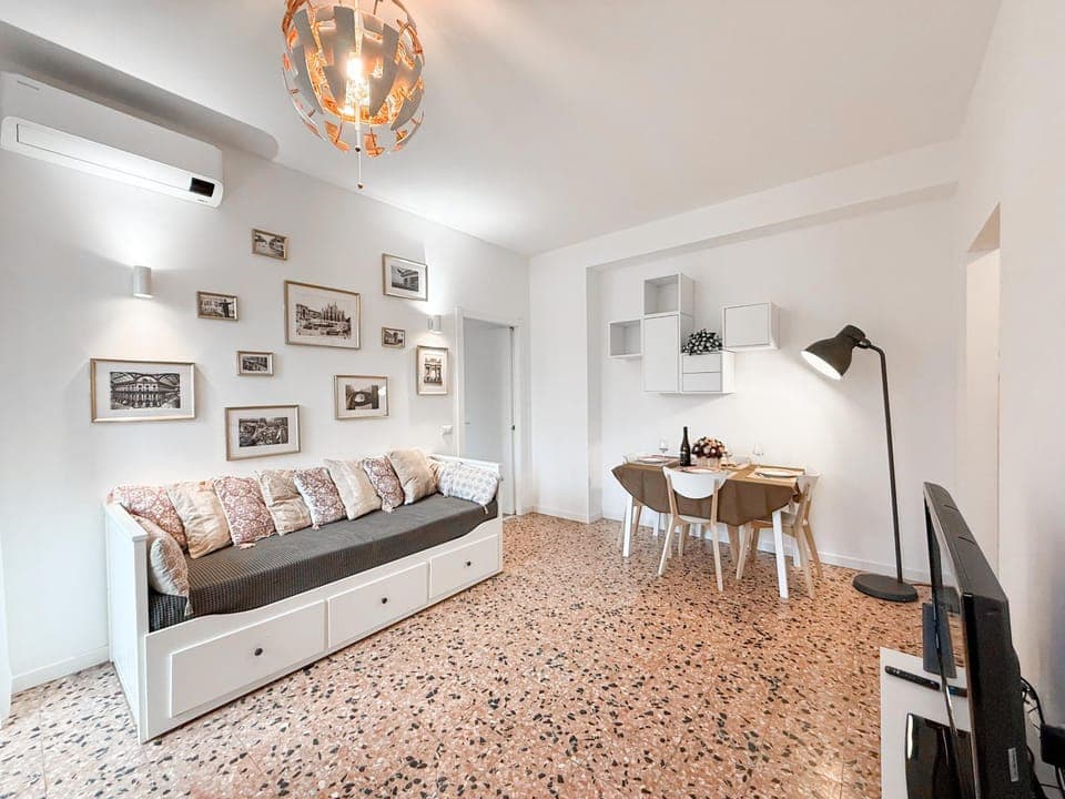 TV and multimedia, Living room, Seating area, Dining area