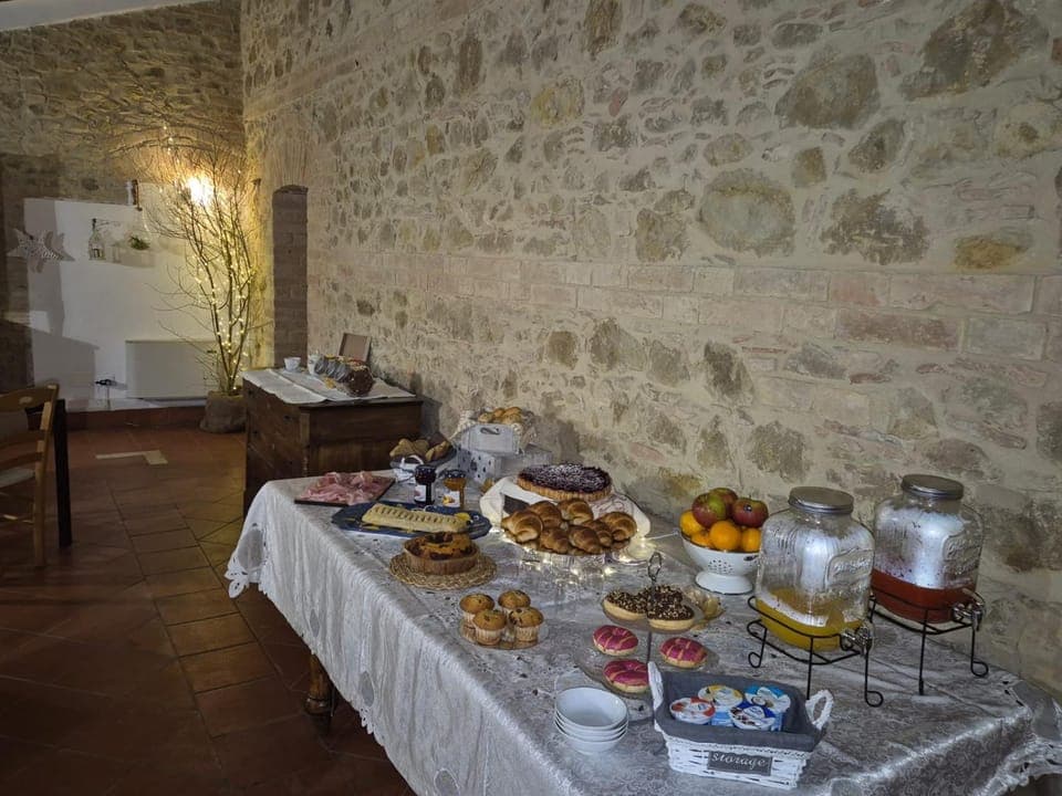 Food and drinks, Food, Breakfast, Continental breakfast, Buffet breakfast, Drinks