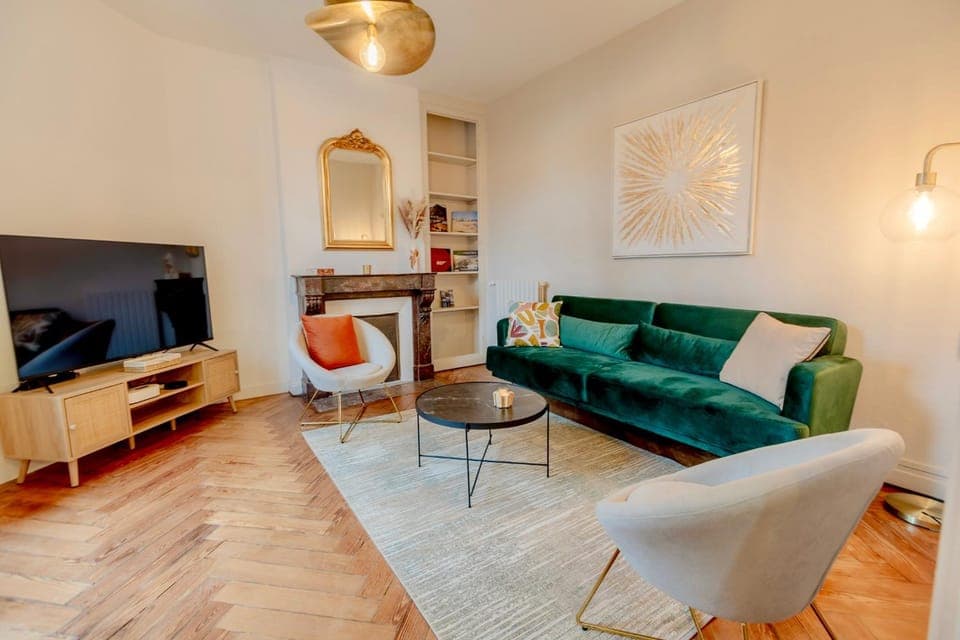 TV and multimedia, Living room, City view, Quiet street view, fireplace, internet, storage