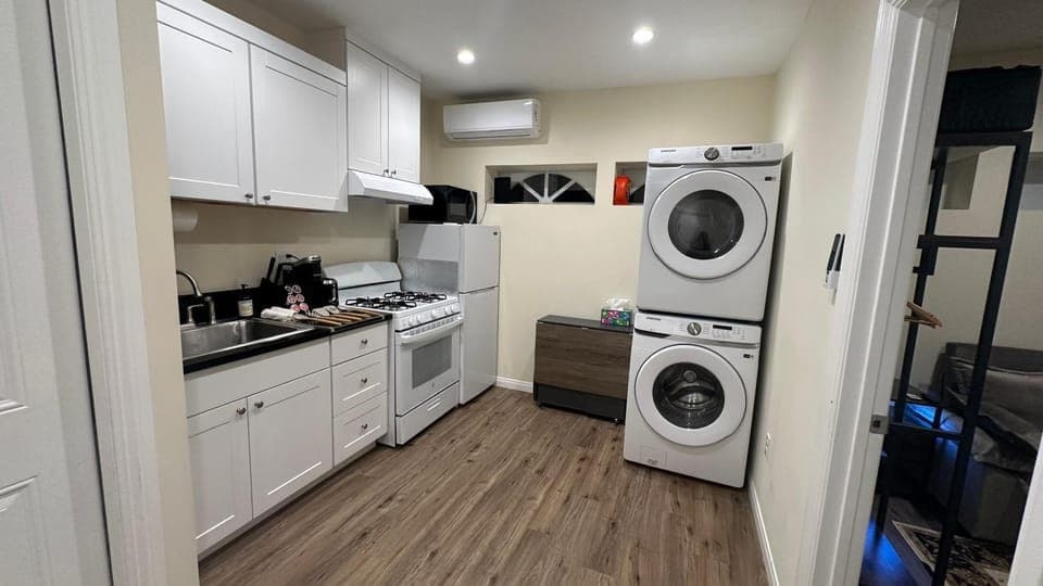 Coffee/tea facilities, Kitchen or kitchenette, oven, stove, toaster, washing machine, dryer