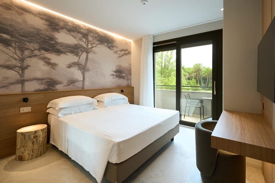 Bed, Photo of the whole room, Bedroom, Garden view