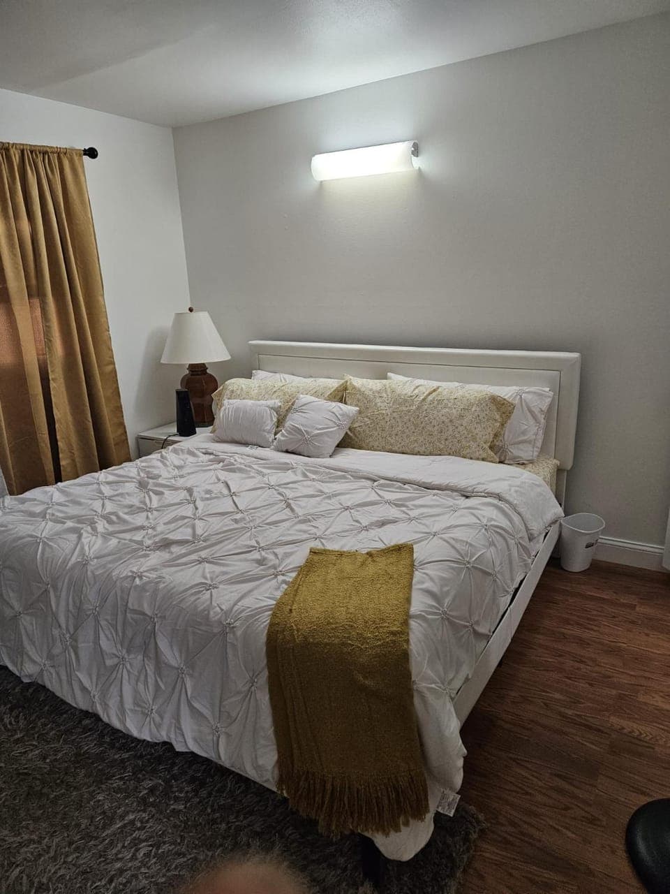 Photo of the whole room, Bedroom