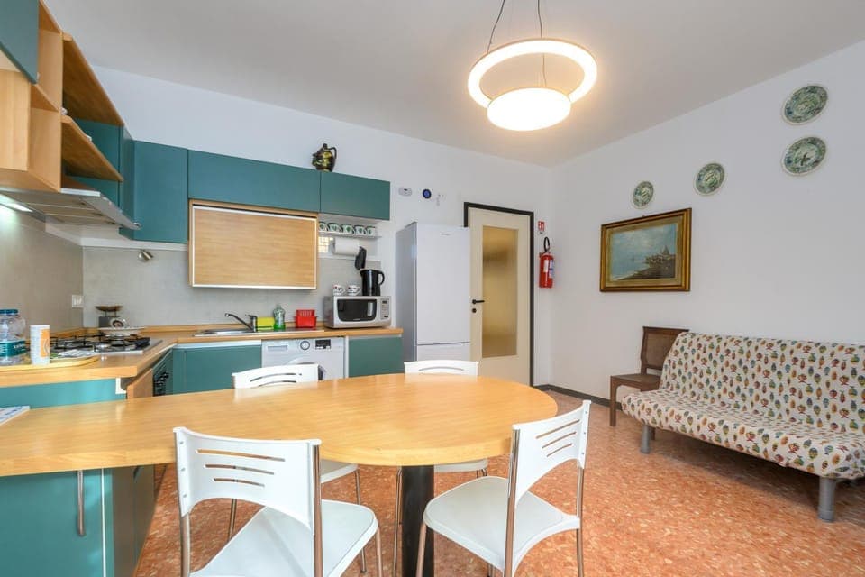 Kitchen or kitchenette, Living room, Seating area, Dining area, oven