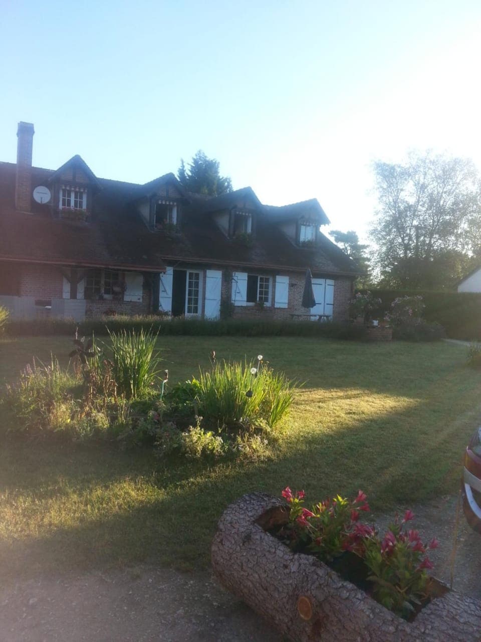 Property building, Garden, Decorative detail, Garden view, Family