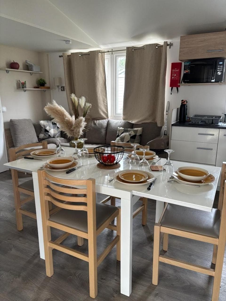 Living room, Dining area, Food