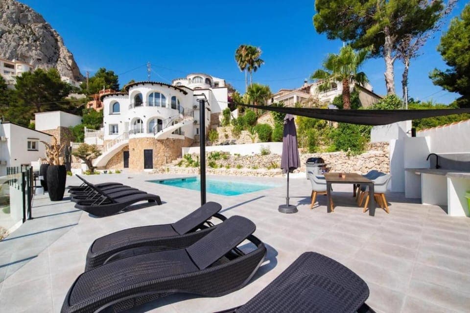 Luxury Villa with Mediterranean and Calpe City Villa in Calp