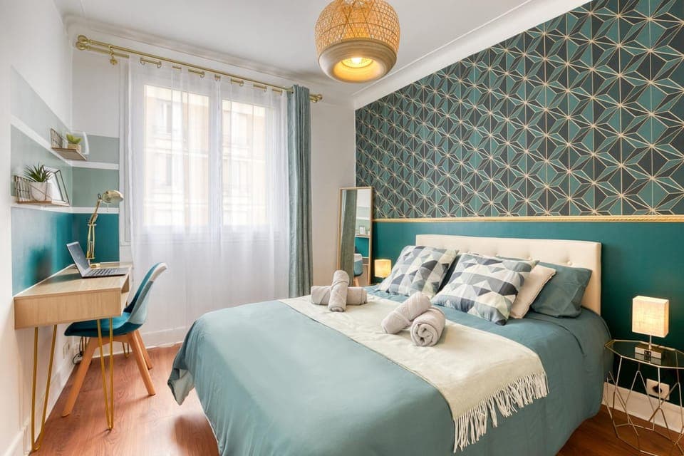 Bed, Photo of the whole room, Seating area, Bedroom