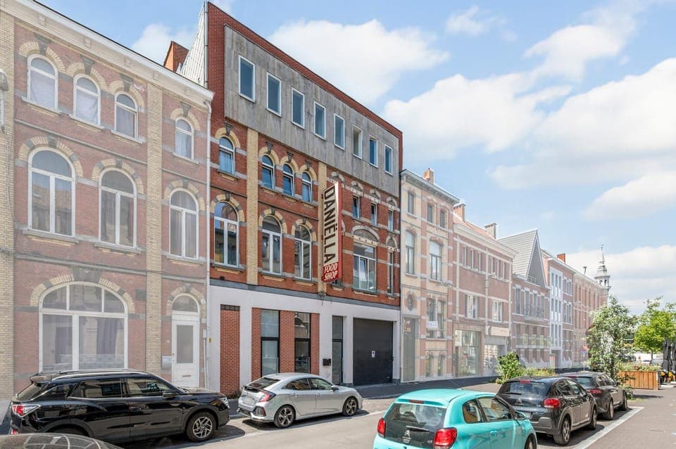 Property building, Day, Neighbourhood, City view, Street view, Location, Parking