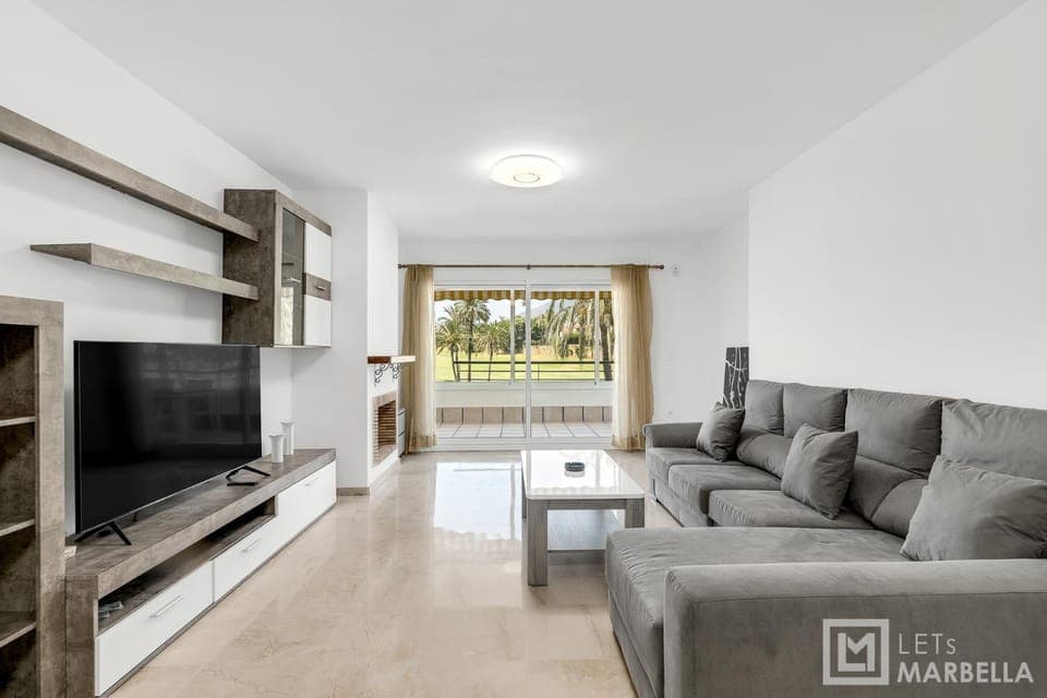 TV and multimedia, Living room, Seating area, Evening entertainment