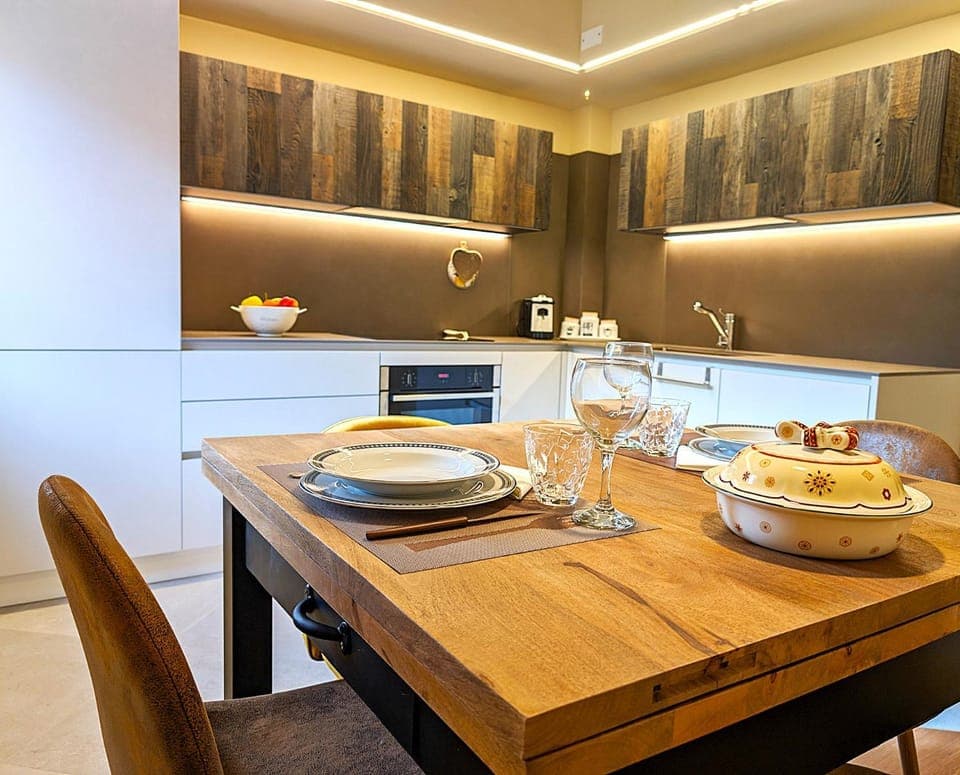 Kitchen or kitchenette, Dining area, stove