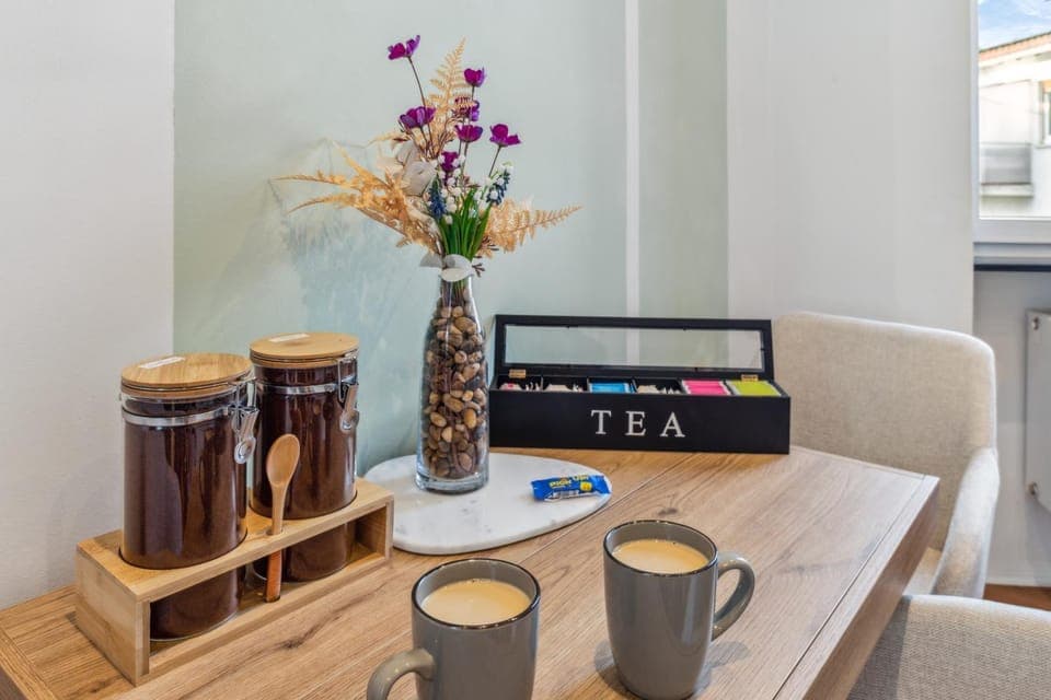 Coffee/tea facilities, Kitchen or kitchenette, Living room, Seating area