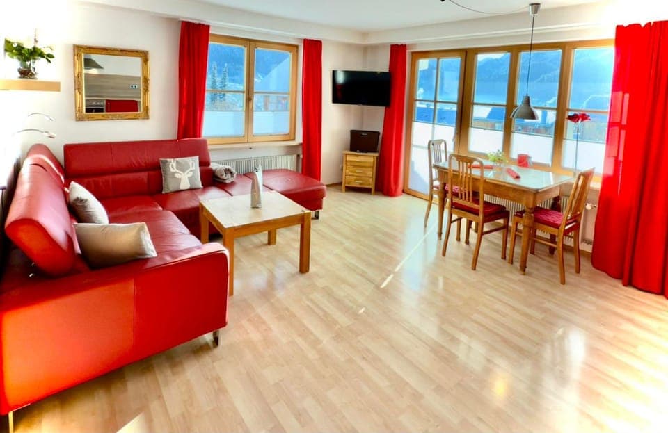 TV and multimedia, Living room, Seating area, Dining area