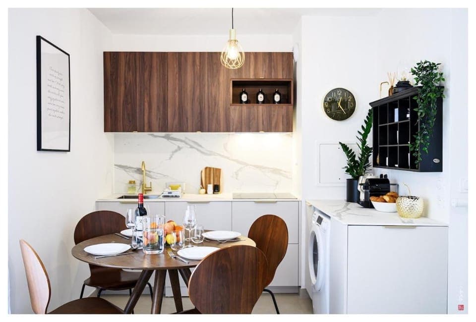 Kitchen or kitchenette, Dining area, stove