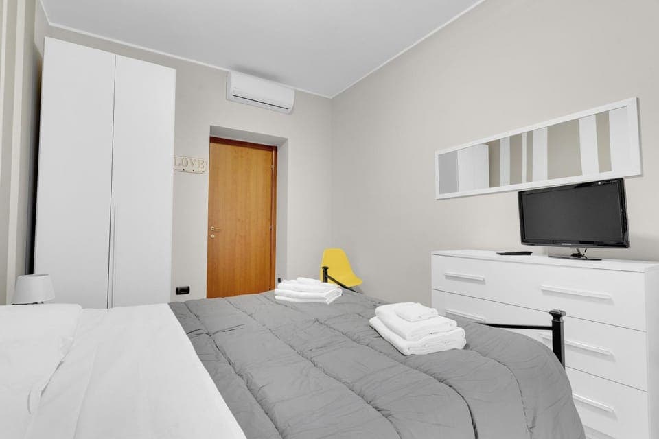 Bed, TV and multimedia, Photo of the whole room, Bedroom, towels, wardrobe, air conditioner