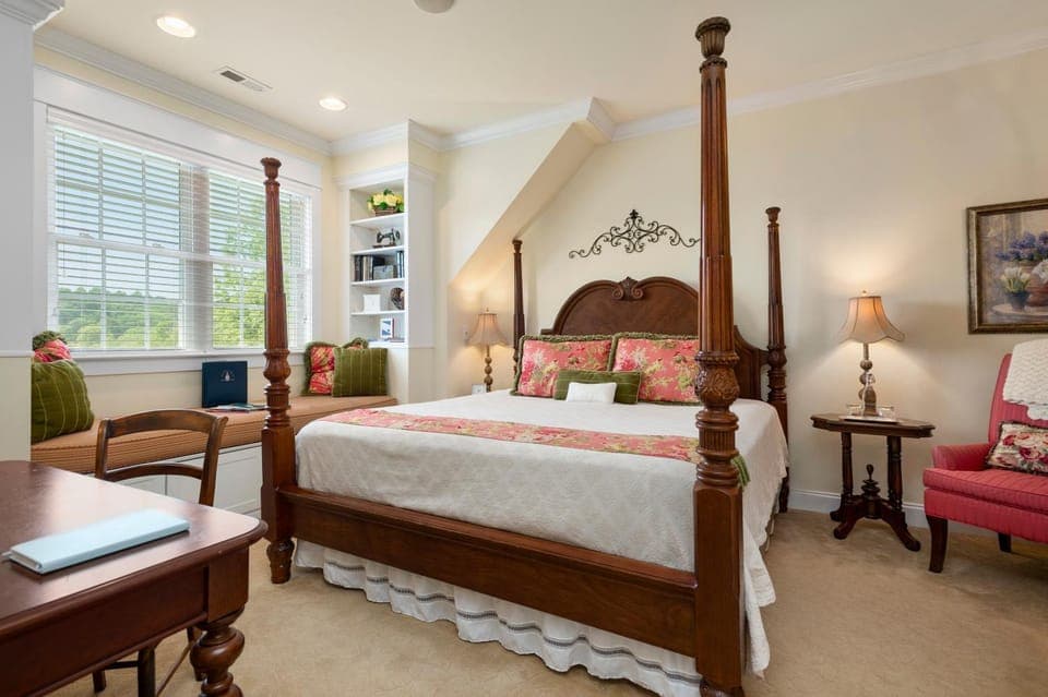 Bed, Seating area, Bedroom